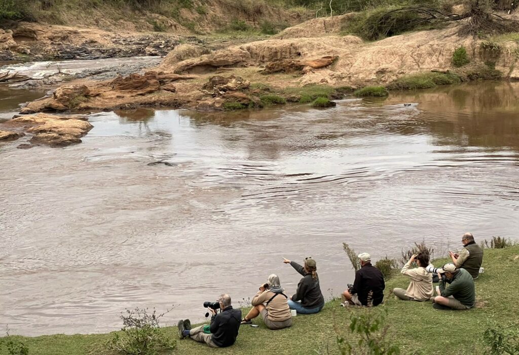 Sabbatical in Afrika: unsere Gruppe sitzt am Mara Fluss und beobachtet Flusspferde