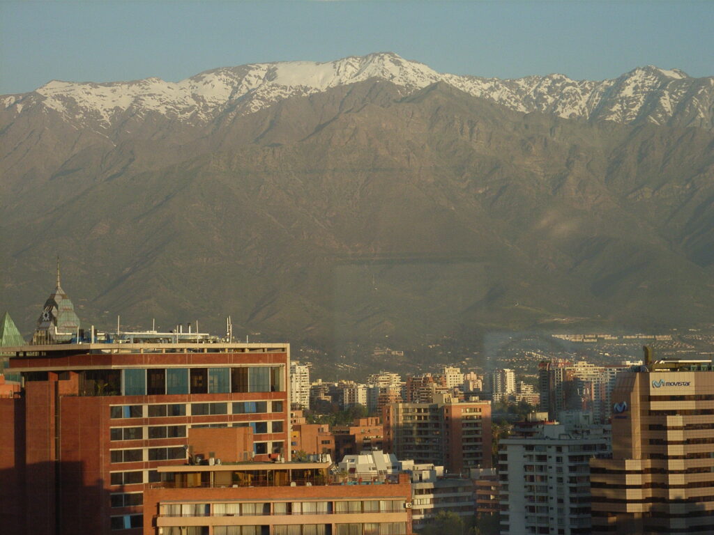 Blick von Santiago de Chile auf die Anden