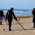 Schatzsucher am Strand mit Detektiren