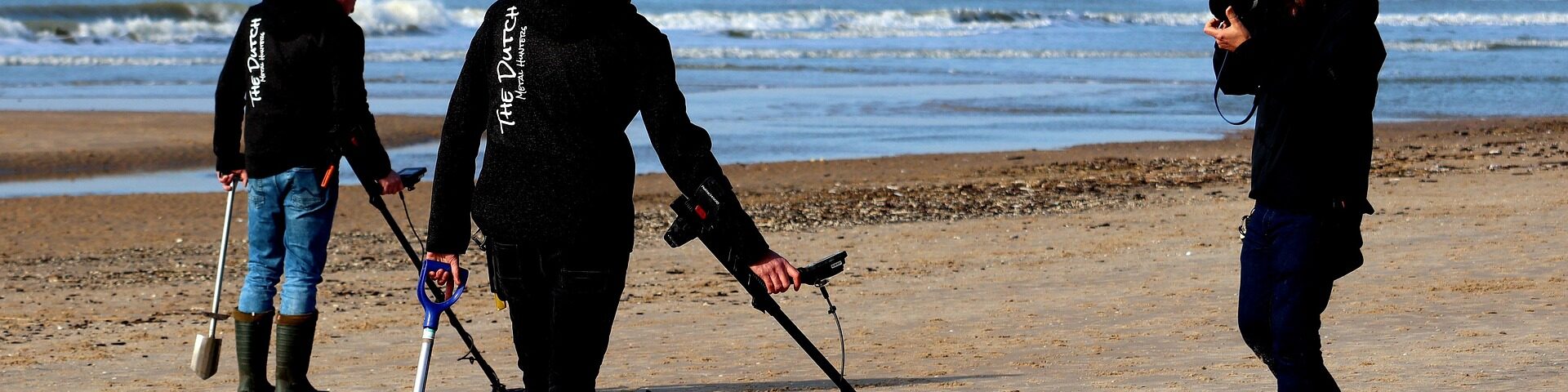 Schatzsucher am Strand mit Detektiren