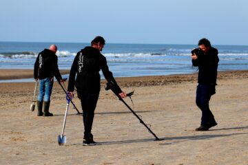 Schatzsucher am Strand mit Detektiren